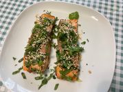 Une photo de filets de saumon au coriandre