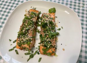 Une photo de Saumon au miso, coriandre et sésame