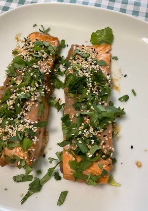 Une photo de Saumon au miso, coriandre et sésame