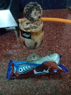 A picture of Butterscotch chocolate oreo milkshake.