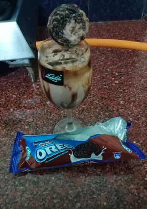 A picture of Butterscotch chocolate oreo milkshake.