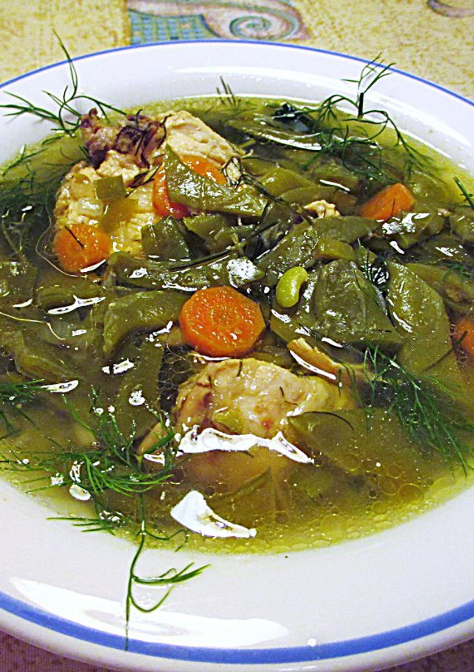 Una foto de Sopa de judías planas con carne de pollo al eneldo
