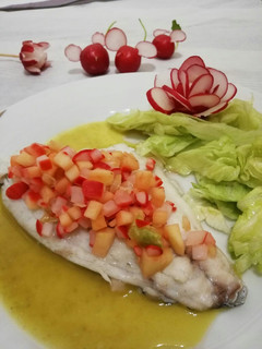 Una foto de Tartar de manzana y rábano sobre filetes de dorada al vapor