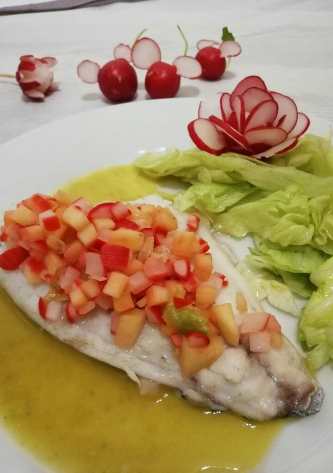 Una foto de Tartar de manzana y rábano sobre filetes de dorada al vapor