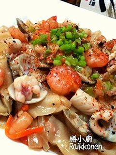 【料亭和露】水餃皮海鮮炒麵 的食譜成品照片