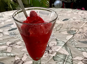 Una foto de Trolebús de frambuesa y vino rosado