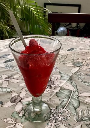 Una foto de Trolebús de frambuesa y vino rosado