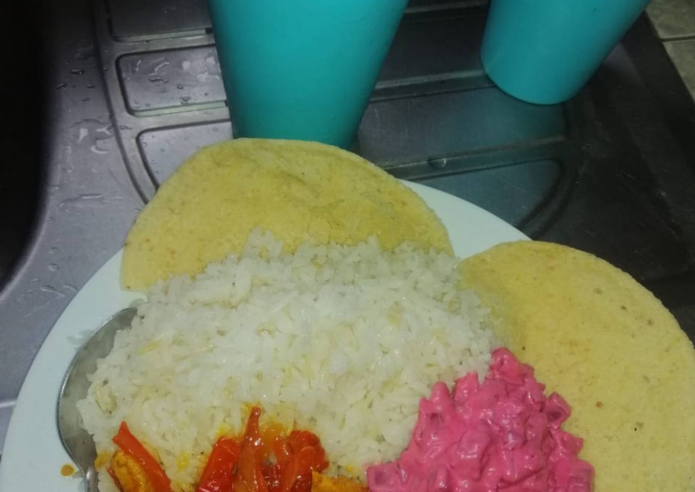 Fajitas de cerdo con ensalada rusa y fresco de orchata π