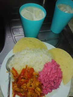 Una foto de Fajitas de cerdo con ensalada rusa y fresco de orchata 😋