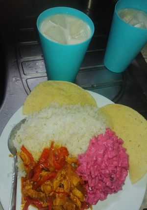 Una foto de Fajitas de cerdo con ensalada rusa y fresco de orchata 😋
