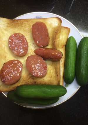 Hình của món Bánh mì bơ nem dưa leo.