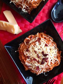Una foto de Espaguetis integrales con atún y salsa de tomate y quesitos