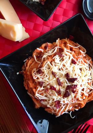 Foto principal de Espaguetis integrales con atún y salsa de tomate y quesitos