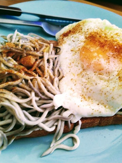 Una foto de Tosta con gulas y huevo frito
