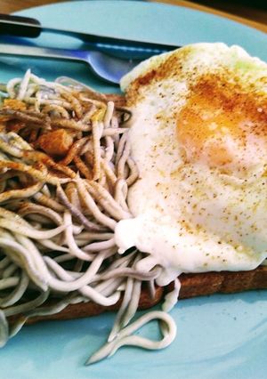 Una foto de Tosta con gulas y huevo frito