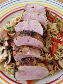 Schweinelendchen mit Gemüse-Nudelpfanne Rezepthauptbild