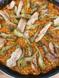 Una foto de Arroz con alcachofas y secreto ibérico