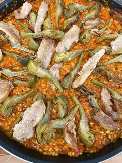 Una foto de Arroz con alcachofas y secreto ibérico