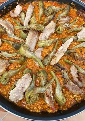 Una foto de Arroz con alcachofas y secreto ibérico