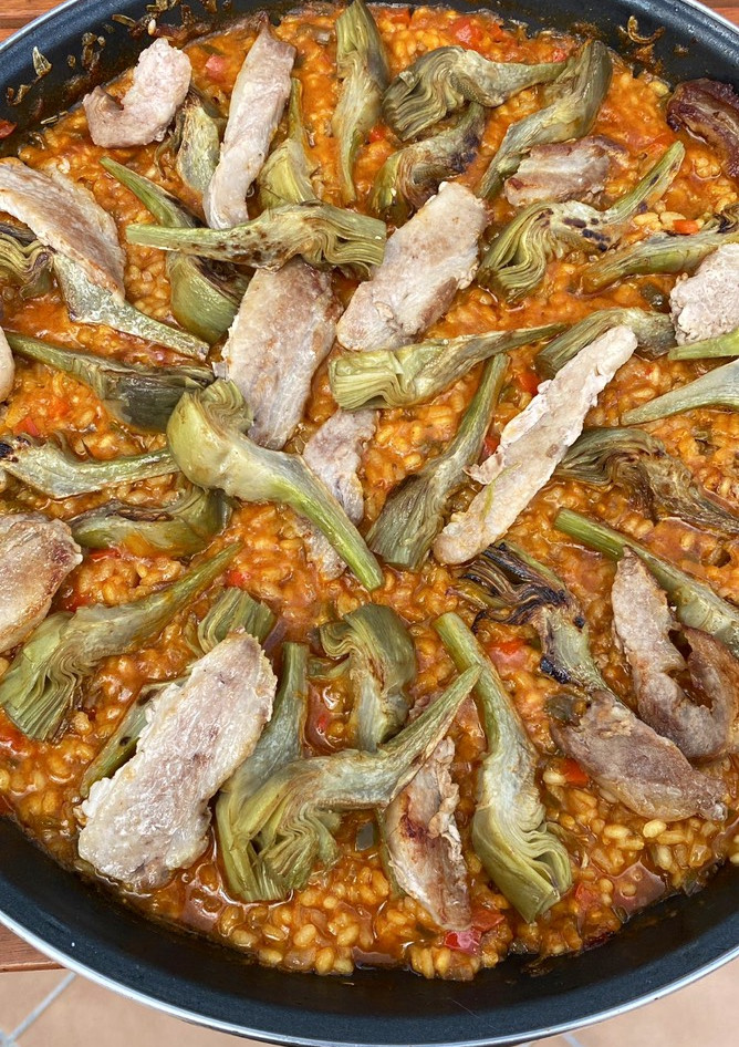 Una foto de Arroz con alcachofas y secreto ibérico