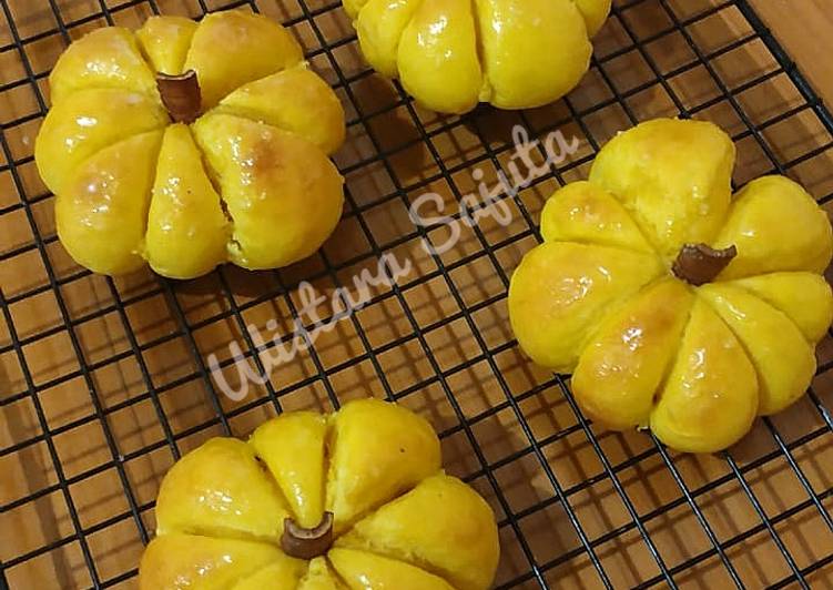 Pumpkin Buns 🎃 / Roti Labu Kuning