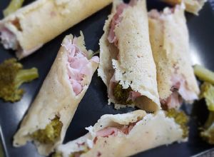 Foto di Cannoli di parmigiano con prosciutto cotto crescenza e broccoli