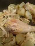 Pollo frito con patatas en aceite de ajo.ॐ