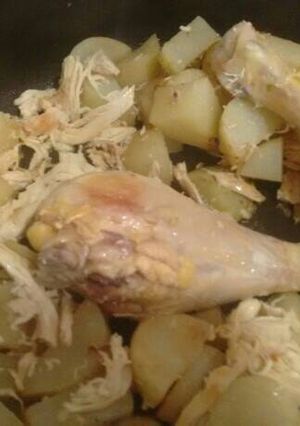 Una foto de Pollo frito con patatas en aceite de ajo.ॐ