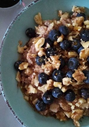 Φωτογραφία της συνταγής Porridge κανέλας με μήλο και μύρτιλα. Σοκ🤩