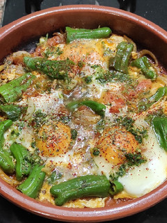 Una foto de Cazuela de cebolla, tomate, pimientos del padrón y huevo
