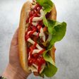 Hot-dog w otwartej bułce