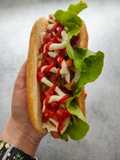 Hot-dog w otwartej bułce
