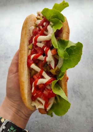 Zdjęcie przepisu Hot-dog w otwartej bułce.