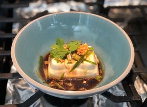 Hình của món Tàu hủ non hấp nước tương và hành tỏi.