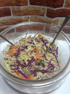 Una foto de Ensalada de Col (Repollo)morado y col blanco verde!!