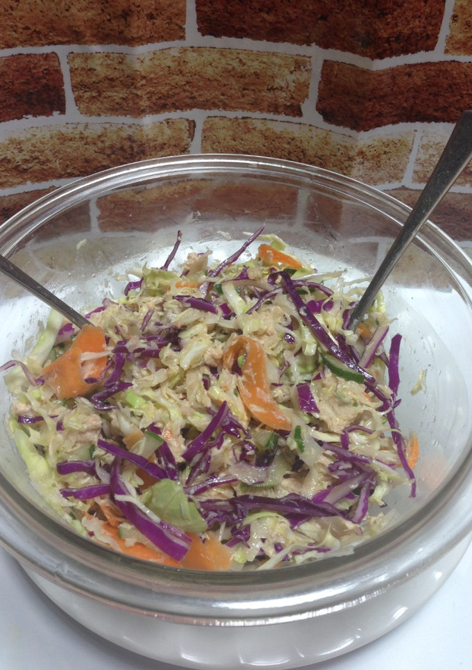 Una foto de Ensalada de Col (Repollo)morado y col blanco verde!!