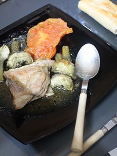 Una foto de Secreto con alcachofas y tomate