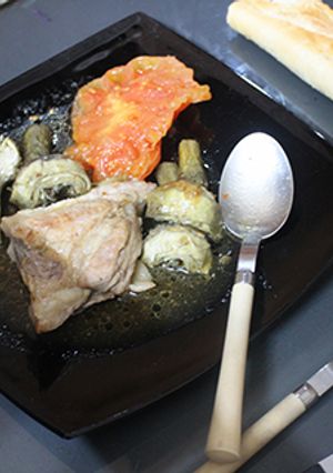 Foto principal de Secreto con alcachofas y tomate
