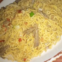 A picture of Stir fry chicken noodles.