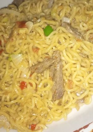 A picture of Stir fry chicken noodles.