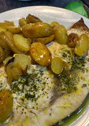 Una foto de Pez espada al horno con patatas y cebolla