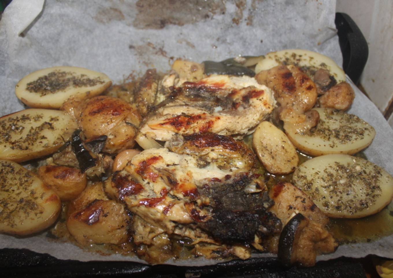 Patatas cocidas con sobras de pollo asado