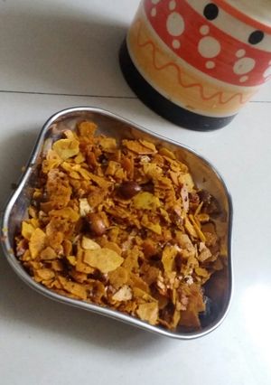 A picture of Khakhra chivada.