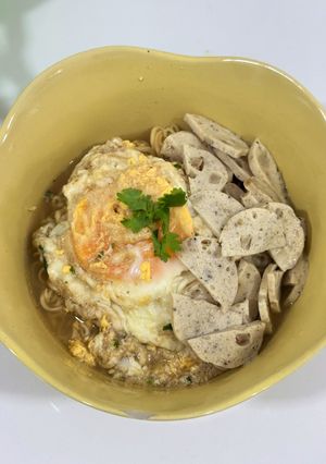 รูปของ ต้มมาม่าใส่ไข่ หมูยอ