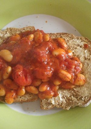 A picture of Fancy beans/tomatoes on toast.