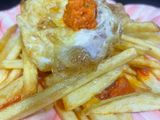 Patatas fritas con huevo y sobrasada