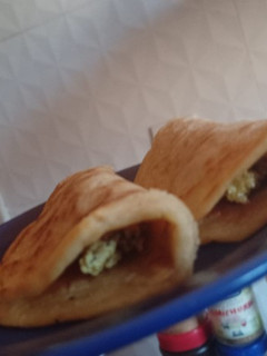 Una foto de Pancakes veganos salados rellenos de tofu