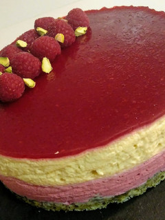 Una foto de Tarta de mousse de frambuesa y mango y bizcocho de pistachos