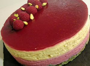 Foto principal de Tarta de mousse de frambuesa y mango y bizcocho de pistachos