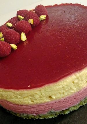 Foto principal de Tarta de mousse de frambuesa y mango y bizcocho de pistachos